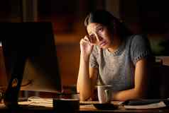 压力推焦虑年轻的女商人强调工作电脑办公室晚上