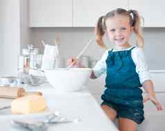 快乐女孩烘焙高加索人孩子烘焙厨房肖像年轻的女孩混合碗面糊女孩享受烘焙首页微笑孩子烘焙