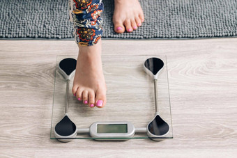 女检查身体质量指数重量损失女孩光着脚测量身体脂肪超重女人尺度测量重量女孩腿一步浴室规模饮食女人脚站重尺度房间
