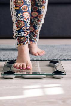 人步骤数字尺度检查重量登记数字显示aboveoverweight女人重规模关闭饮食
