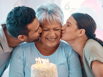 你礼物年轻的<strong>成年人</strong>庆祝<strong>生日</strong>成熟的女人首页