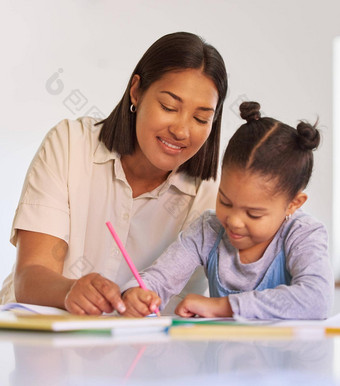 混合比赛女孩<strong>学习</strong>研究自主<strong>学习</strong>妈妈女人帮助女儿家庭作业作业首页快乐父教学孩子颜色写首页封锁