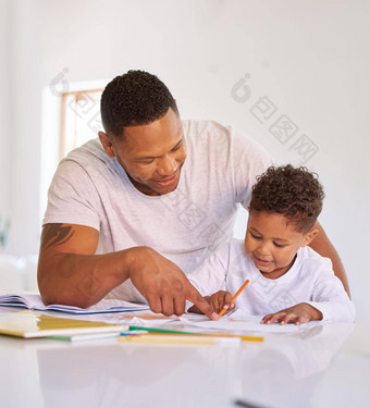 混合比赛父亲教学儿子自主学习类首页可爱的拉美裔男孩学习读写爸爸帮助男人。指出会说话的辅导孩子