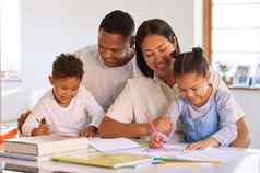快乐孩子们研究家庭作业父母混合比赛夫妇在家教育学前教育儿子女儿首页拉美裔妈妈。父亲教学写作教训孩子们