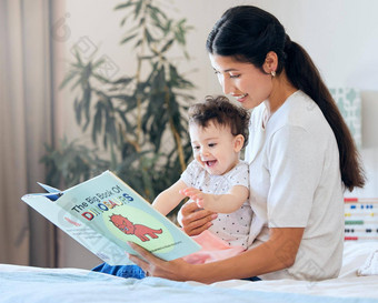 妈妈。阅读婴儿父阅读故事书快乐女人阅读孩子妈妈。持有兴奋婴儿女孩兴奋故事妈妈。女儿成键婴儿快乐书