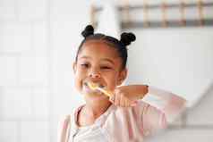 混合比赛可爱的女孩刷牙牙齿浴室首页快乐拉美裔孩子健康的每天习惯防止蛀牙加强搪瓷