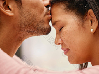 特写镜头混合比赛男人。接吻女朋友额头头像拉美裔夫妇成键分享亲密的时刻首页美丽的女人雀斑感觉爱的男朋友