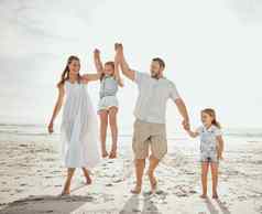 快乐高加索人家庭有趣的享受夏天假期海滩海岸爱的父母摆动可爱的孩子们走沙子成键分享质量时间