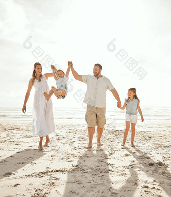 无忧无虑的高加索人家庭走有趣的海滩父母支出时间女儿假期兄弟姐妹持有手父母假期
