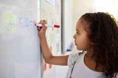 简单的孩子们学习女孩数学董事会教室