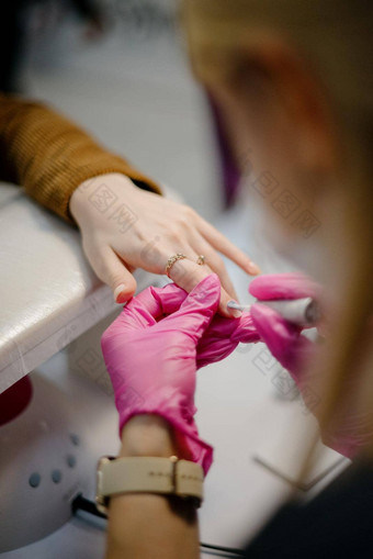 指甲修饰师使硬件修指甲特写镜头治疗指甲硬件修指甲