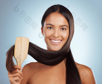 肖像美丽的年轻的混合比赛女人<strong>刷牙健康</strong>的强大的头发灰色工作室背景拉美裔女梳理头发