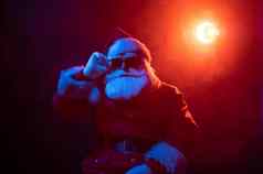 圣诞老人老人太阳镜霓虹灯光黑色的背景圣诞节聚会，派对