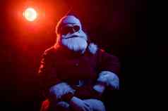 圣诞老人老人太阳镜霓虹灯光黑色的背景圣诞节聚会，派对