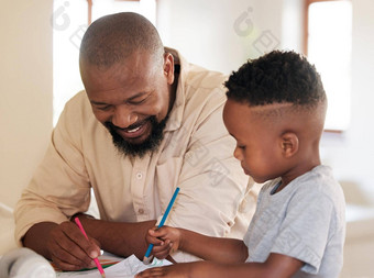 非洲美国男孩家庭作业爸爸英俊的黑色的男人。帮助儿子学校工作首页重要的学习教育父孩子工作项目