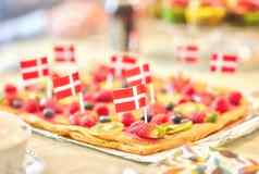 丹麦水果糕点甜点庆祝爱国主义宪法一天6月年度假期盛宴丹麦国家旗帜食物新鲜的夏天生产烤泡芙糕点