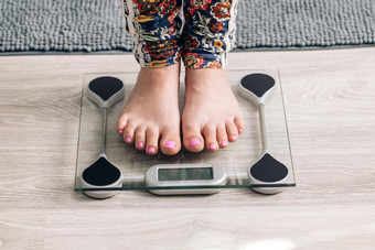 腿女孩站规模测量重量高加索人女只脚重量规模首页人检查重量规模节食控制测量