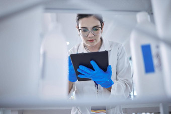 美丽的年轻的高加索人医疗科学家穿眼镜数字平板电脑实验室医疗保健病理学家发现治愈诊所控制疾病科学