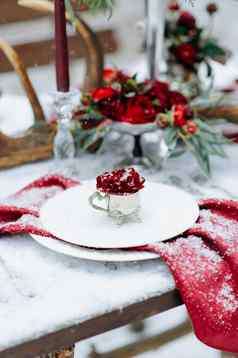 冬天婚礼装饰红色的玫瑰