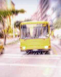 黄色的公共汽车开车旅行破产场景城市通勤忙城市小镇公共运输旅行道路街道目的地