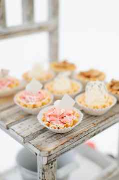 各种美味的开胃的甜蜜的甜点奶油浆果糕点面包店蛋糕大婚礼表格庆祝