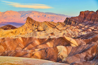 扎布里斯基点死亡谷日出美丽的色彩斑斓的沉积物波沙漠山