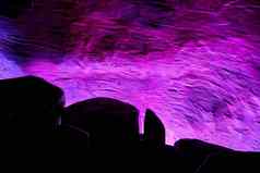 紫色的发光岩石轮廓艺术显示