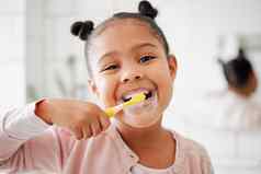 混合比赛可爱的女孩刷牙牙齿浴室首页快乐拉美裔孩子健康的每天习惯防止蛀牙加强搪瓷