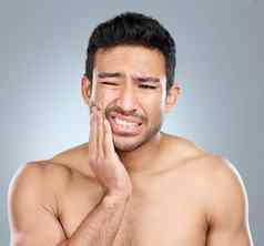 访问牙医长逾期男人。痛苦牙痛