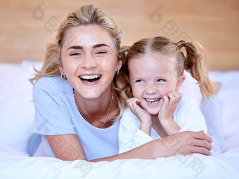 快乐高加索人妈妈。女儿说谎床上首页快乐的女人可爱的女孩享受舒适的懒惰的放松一天爱的父成键分享质量时间孩子