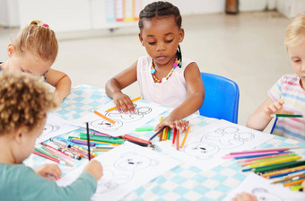 多样化的集团孩子们坐着表格着色学前教育幼儿园集团孩子们色彩鲜艳的铅<strong>笔图片</strong>