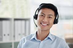 亚洲商人工作调用中心微笑明亮的办公室金融顾问穿耳机客户服务代表积极的光Copyspace背景
