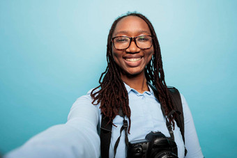 快乐自信非洲美国年轻的成人女人采取自拍照片微笑相机