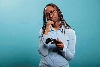 非洲美国女人心烦意乱失去了在线有竞争力的电子游戏匹配