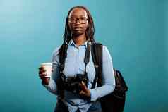 专业摄影师数码单反相机设备杯咖啡相机蓝色的背景