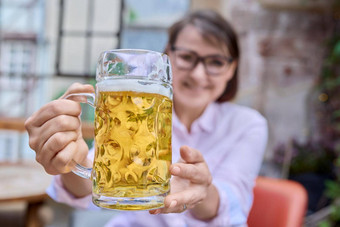 特写镜头玻璃杯子光啤酒手女人德国酒吧