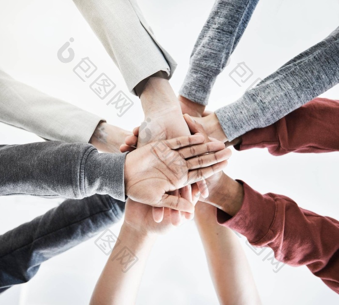 低视图集团商人叠加手支持的同事们站会议办图片-包图网企业站