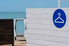 房间罕见的储物柜背景海滩放松度假胜地沙子海边天空概念夏天水人明亮的颜色栅栏景观结构白色