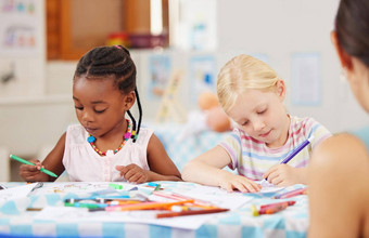 非洲美国女孩坐着表格着色学前教育幼儿园高加索人同学年轻的女孩子们色彩鲜艳的铅笔画图片类学校