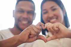 特写镜头快乐混合比赛夫妇形成心形状手情人显示心标志手形状爱