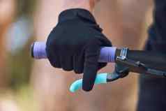 特写镜头未知的骑自行车的人手套持有处理自行车骑自行车自然运动员培训测试刹车安全开始有氧运动锻炼
