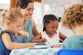 教学孩子们快乐活动幼儿园学前教育微笑老师坐着表格蹒跚学步的着色蜡笔