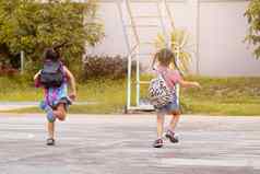 快乐微笑女孩背包运行学校时间孩子们快乐准备好了学习回来学校