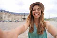 时尚的自拍女孩波尔多法国年轻的旅游女人需要肖像的地方证券交易所广场波尔多法国