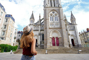 旅游法国回来视图美丽的旅游女孩参观城市南特法国