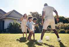 快乐混合比赛家庭玩足球花园父母享受踢球儿子院子里家庭成键玩黑色的家庭有趣的