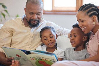 年轻的非洲美国家庭坐着沙发微笑阅<strong>读故事</strong>书首页