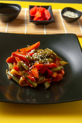 烤蔬菜红烧的酱汁亚洲蔬菜甜蜜的酸酱汁亚洲街食物传统的日本中国人厨房泰国蔬菜炸酱汁明亮的黄色的背景