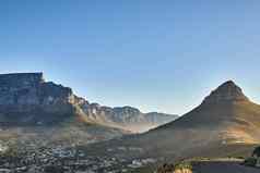 山背景景观表格山郊区私人房子蓝色的天空背景Copyspace美丽的视图植被周围城市角小镇南非洲