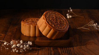 轮形状的中国人传统的月饼木背景中期秋天节日中国人传统的节日